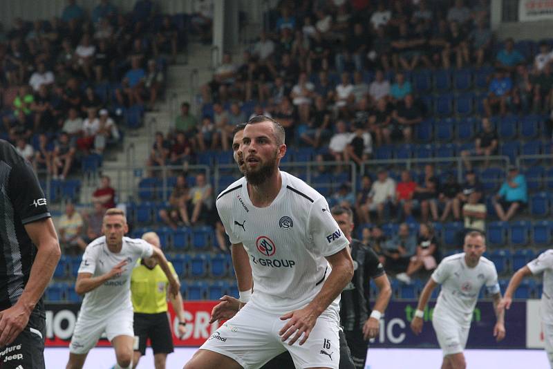 Fotbalisté Slovácka (bílé dresy) ve 2. kole FORTUNA:LIGY hostili České Budějovice.