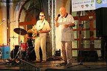 Tradiční hvězdou CZ&SK HELLO JAZZ WEEKENDŮ na Slovácku bývá jazzová legenda Peter Lipa se svojí kapelou. Stejně tomu bylo také v pátek a v sobotu v Uherském Hradišti na Jezuitském nádvoří.