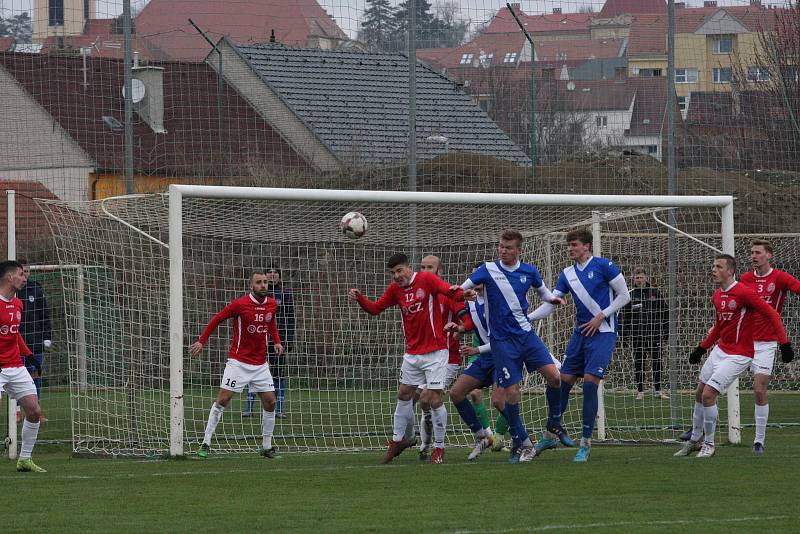 Fotbalisté Uherského Brodu (červené dresy) hráli v sobotu dopoledne s Frýdkem-Místkem bez branek.