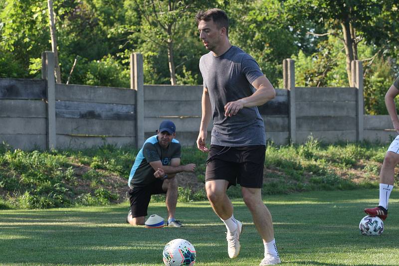 Ligoví fotbalisté Tomáš Zajíc, Libor Holík a Petr Galuška se připravují ve Vnorovech. Nadějím Agra po zápase s Ostrožskou Novou Vsí předali dresy.