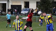 Fotbalisté Zlechova (červenočerné dresy) doma v derby podlehli sousedním Buchlovicím 1:3.