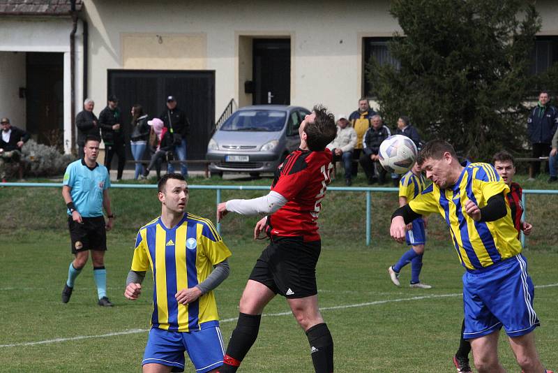 Fotbalisté Zlechova (červenočerné dresy) doma v derby podlehli sousedním Buchlovicím 1:3.