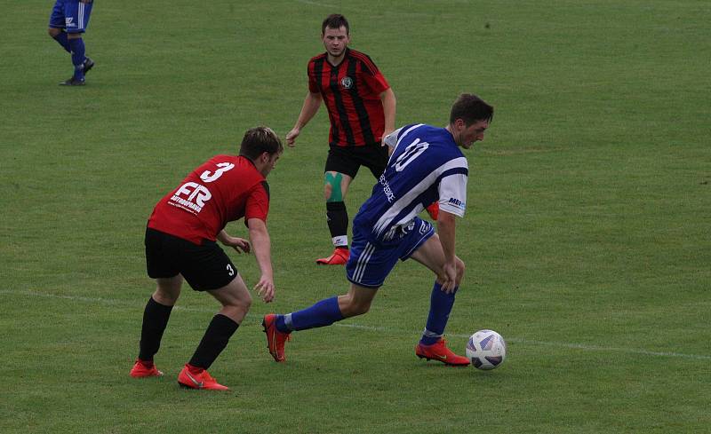 Fotbalisté Zlechova (červené dresy) prohráli ve 2. kole krajského poháru s Nedachlebicemi 1:2 na penalty.