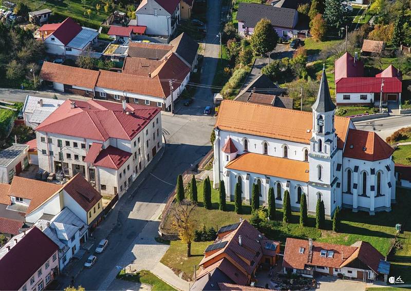 Prohlídka Březové, vesnice pod Velkým Lopeníkem na moravsko-slovenském pomezí. Kostel
