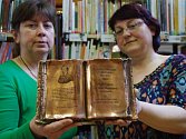 Programy pro děti a o knihy pro ně se starají dvě knihovnice, Mirka Čápová a Hana Hanáčková.