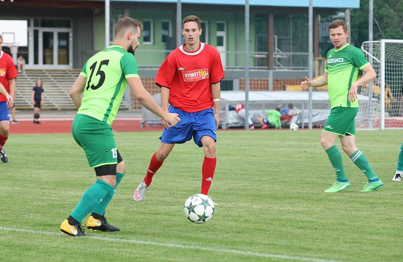 Fotbalisté Hluku (v červených dresech) přestříleli v derby Dolní Němčí 6:3 a bez prohry ovládli Corona Cup.