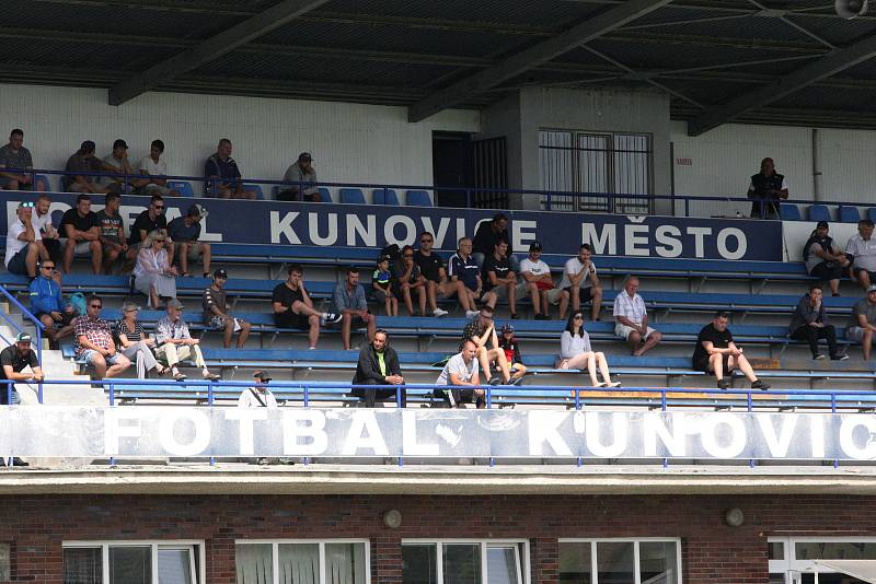 Fotbalisté Kunovic (modré dresy) prohráli v prvním zápase nové sezony doma s Těšnovicemi 0:3.