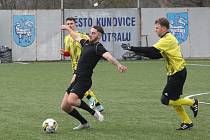 Fotbalisté Kunovic (žluté dresy) v dalším přípravném zápase podlehli Veselí nad Moravou 2:5.
