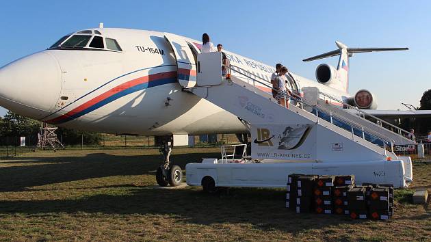 Naganský expres, tedy letadlo, které dopravilo vítězný hokejový tým z olympijského Nagana