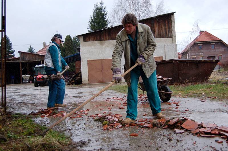 Od pondělí 3. března likvidovali školdy po pádu střechy zámku v Uh. Ostrohu.