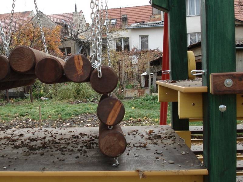 Z některých prvků rozestavěného hřiště už vandal zcizil spojovací šrouby.