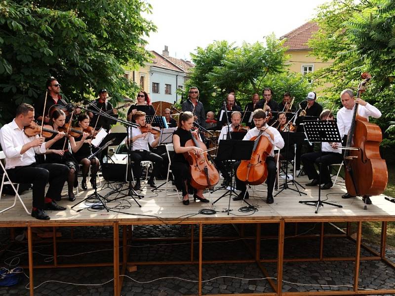 V Galerii slováckého muzea hrál Slovácký komorní orchestr a F–dur Jazzband. 