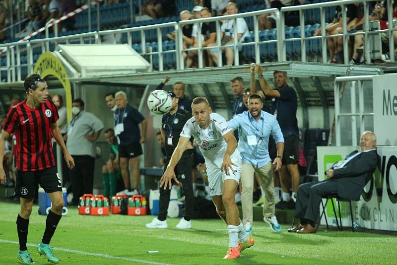 Fotbalisté Slovácka (bílé dresy) skončili ve druhém předkole Evropské konferenční ligy.