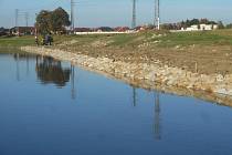 Odstraňování škod po povodni na řece Moravě.