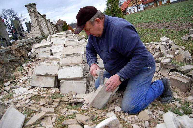 Už v pondělí 3. března vyrazili lidé odstraňovat škody také na hřbitov v Kostelanech nad Moravou.