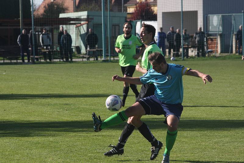 Fotbalisté Zlechova (modré dresy) pod vedením nového trenéra Pavla Cigoše prohráli doma na hody s Koryčany 1:3.