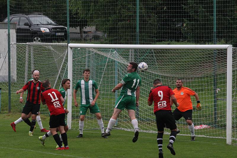 Fotbalisté Zlechova (červenočerné dresy) v 6. kole I. B třídy skupiny C zdolali Ostrožskou Novou Ves 1:0.