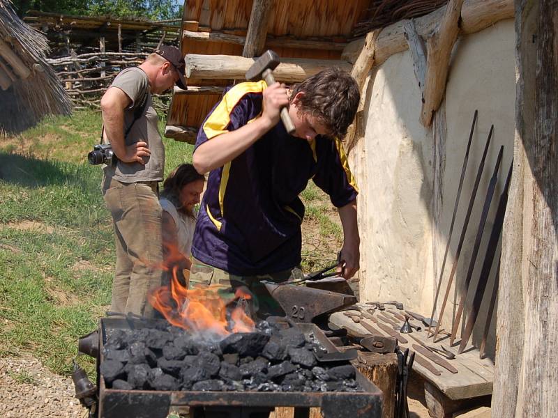 V Archeoskanzenu Modrá se o víkendu uskutečnila Škola starých řemesel pro mládež.
