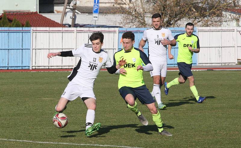 Fotbalisté Hluku (fosforové dresy) v dohrávce 10. kola krajské I. A třídy skupiny B deklasovali Bojkovice 8:1.