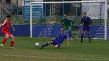 Fotbalisté Kunovic (modré dresy) ve 3. kole krajské I. A třídy skupiny B podlehli Újezdci 1:4.