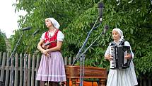 Diváci se ve dvoře a humně u Strmenských mohli v sobotu zaposlouchat do Medového zpívání. 