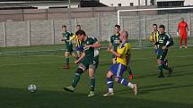 Fotbalisté Nivnice (zelené dresy) v 10. kole krajské I. A třídy skupiny B doma zdolali Buchlovice 2:0.