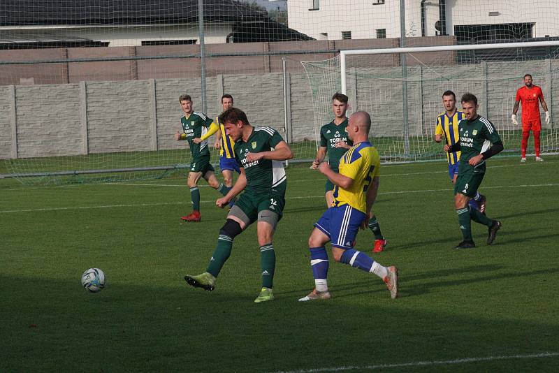 Fotbalisté Nivnice (zelené dresy) v 10. kole krajské I. A třídy skupiny B doma zdolali Buchlovice 2:0.