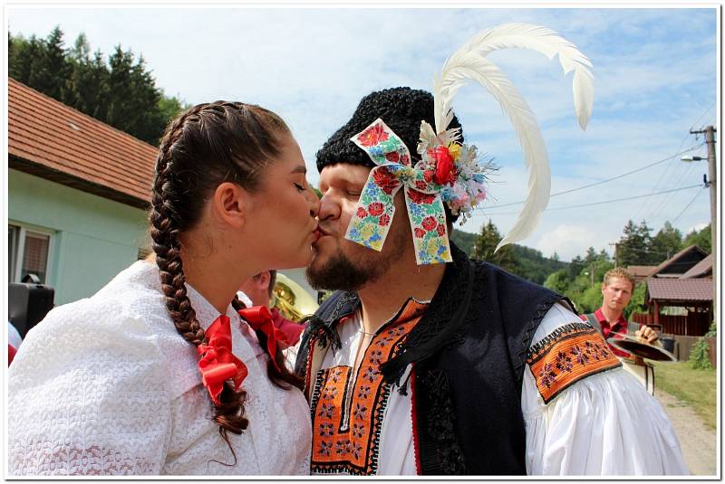 Při nedělní obchůzce chasy s právy po dědině ji doprovázela Staroměstská kapela.