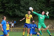 Fotbalisté Starého Města (žluté dresy) zdolali ve šlágru 4. kola I. B třídy sk. C domácí Ořechov 4:0.