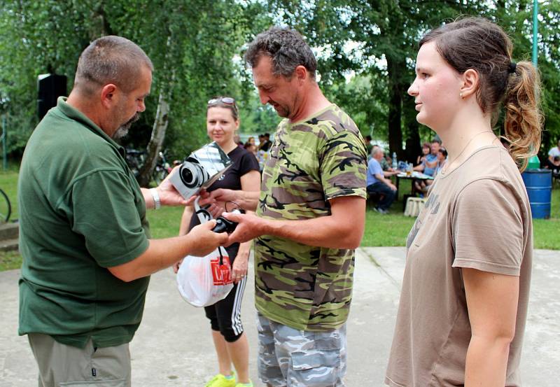 RYBÁŘSKÉ KLÁNÍ. Nočních rybářských závodů v Nedakonicích se ze soboty na neděli zúčastnilo 137 příslušníků Petrova cechu.