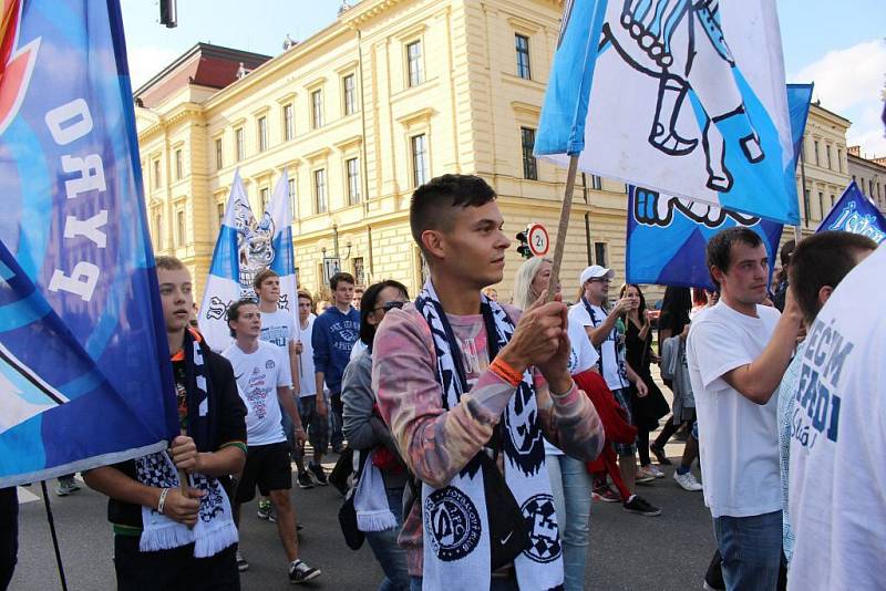 Průvod fanoušků Slovácka Uherským Hradištěm před zápasem s Libercem