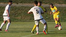 Fotbalisté divizního Strání (žluté barvy) v pátečním přípravném zápase deklasovali Boršice 8:0.