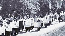 Procesí se účastnilo několik kněží.