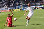 Fotbalisté Slovácka (v bílých dresech) nastoupili proti Olomouci i s bývalým reprezentantem Michalem Kadlecem.