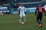 Fotbalisté Slovácka (v bílých dresech) se ve šlágru 18. kola HET ligy utkali se Spartou Praha. Televizní duel ovlivnilo mrazivé počasí. Foto: Deník/Stanislav Dufka