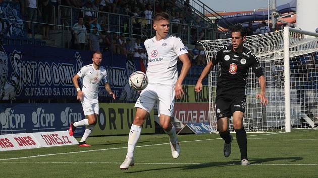 Fotbalisté Slovácka (bílé dresy) doma porazili Hradec Králové 1:0. Rozhodl Daniel Mareček, který byl vyloučen. 