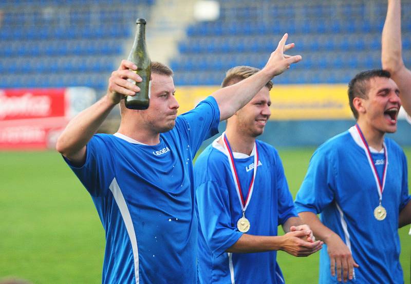 Fotbalisté Uherského Ostrohu (v modrých dresech) po okresním přeboru vyhráli i pohár, když ve finále zdolali Jankovice 1:0.