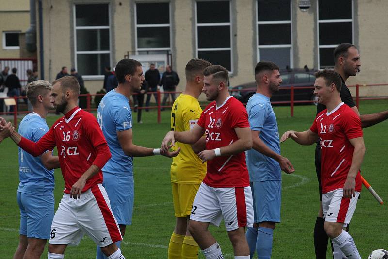 Fotbalisté Uherského Brodu (červené dresy) v 9. kole MSFL remizovali se Slováckem B 0:0.