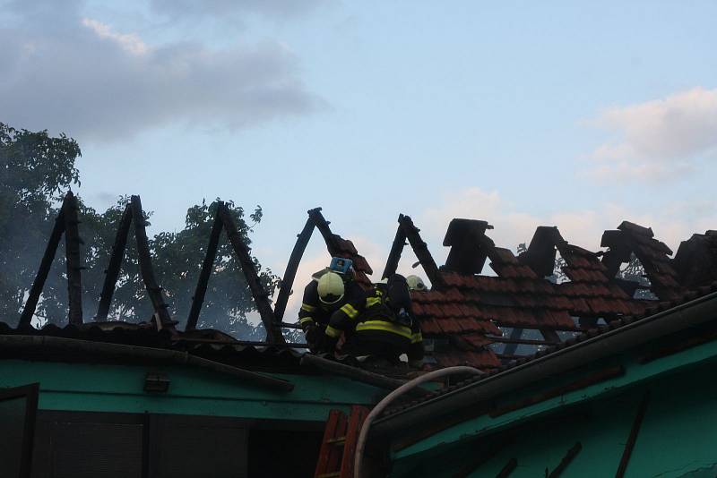 V Brodě-Havřicích nakonec požár nadělal škodu na objektu rodinného domu okolo pěti milionů korun.