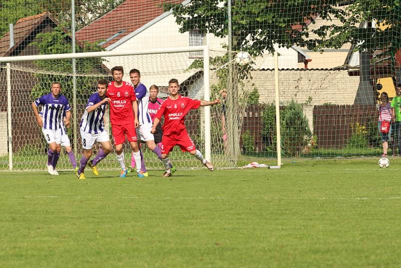 Uherský Brod - Hodonín 2:2 (0:1) Uherský Brod (v červeném).