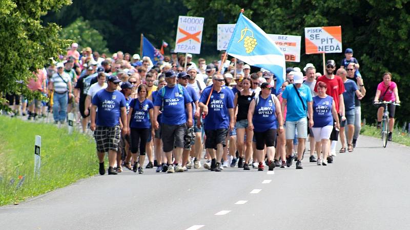 Protestní pochod na ochranu zdroje pitné vody u Uherského Ostrohu pořádaný spolkem Za vodu pro lidi, 13. června 2020