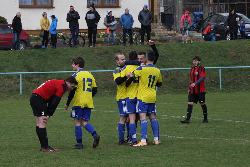 Fotbalisté Zlechova (červenočerné dresy) doma v derby podlehli sousedním Buchlovicím 1:3.