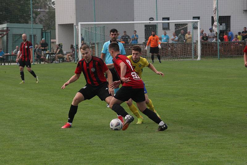 Fotbalisté Starého Města (žluté dresy) vyhráli derby ve Zlechově 3:1.