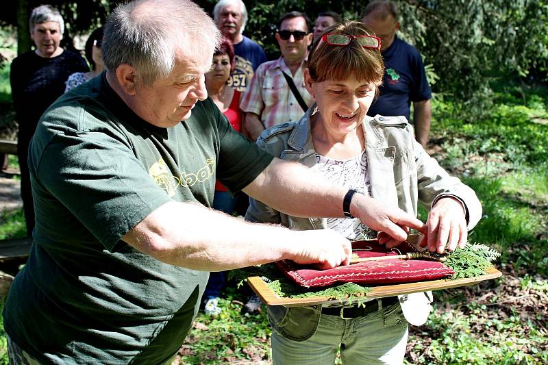 AŤ ROSTOU! Mykologové odemkli klíčem horu, připili si štamprličkou slivovice a popřáli hoře, aby jim dala hojnou úrodu hub.