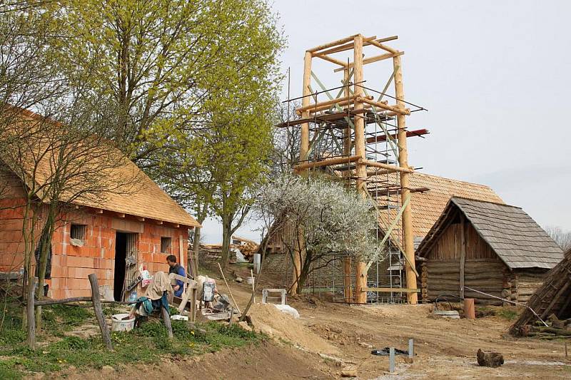 Nejvyšším objektem skanzenu bude nově budovaná dvanáctimetrová strážní věž. 