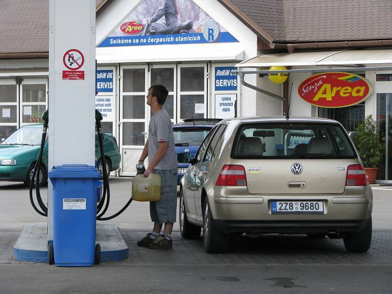 Benzin a nafta jsou stále dražší.