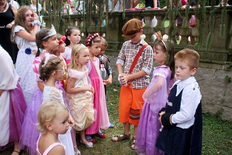 V PARKU. Zámecká zahrada v Buchlovicích hostila v neděli odpoledne princezny, prince a rytíře z řad dětí, ale i dospělé královny.	