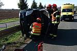 Auto u Dolního Němčí skončilo na boku opřené o svodidla. Ve voze cestovali dva mladí lidé, kteří skončili v péči záchranářů.