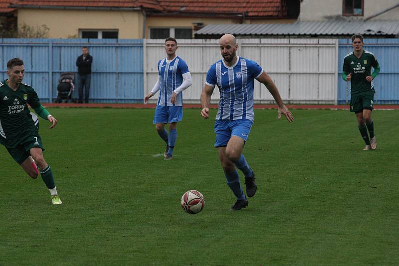 Fotbalisté Hluku (modré dresy) zakončili podzimní část sezony domácí výhrou nad Nivnicí 3:1.