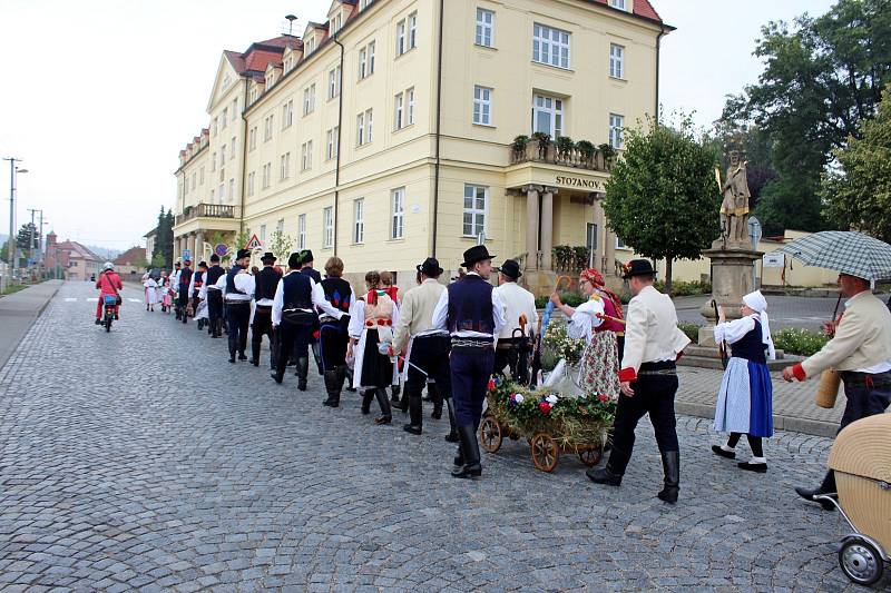 Ani dešťové přeháňky nic na hezké atmosféře hodů neubraly. V ulicích obce se pilo, jedlo, zpívalo, hrálo a tancovalo.